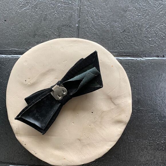 Vintage Felt Bow Dress clip, Unmarked - Picture 3 of 4